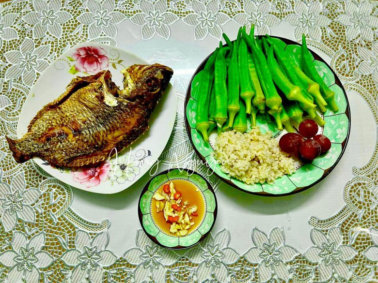 Nữ công an trại giam khoe cơm ngon 2 mẹ con khi chồng đi vắng, dân mạng ngỡ ngàng &#34;ăn khỏe thế!&#34; - 15