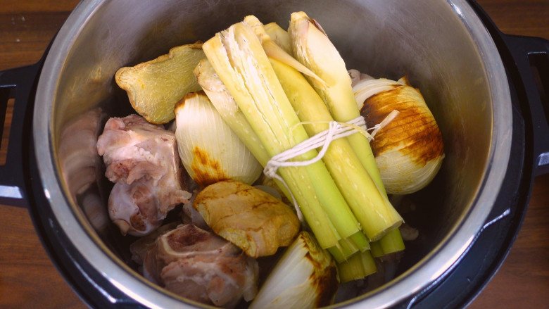 Du học Mỹ, gái xinh nấu bún bò Huế cực ngon lại dễ làm ai cũng có thể học theo - 3