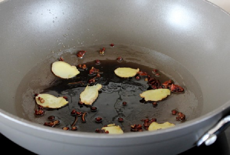 Cách làm đùi gà om rau củ ăn kèm cơm nóng cực ngon - 7