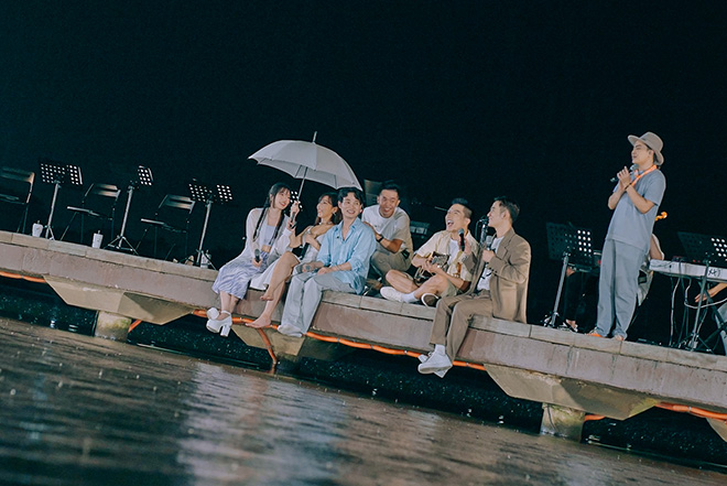 Trúc Nhân kết đôi cùng Min, quậy hết cỡ cùng khán giả bất chấp mưa lớn - 1