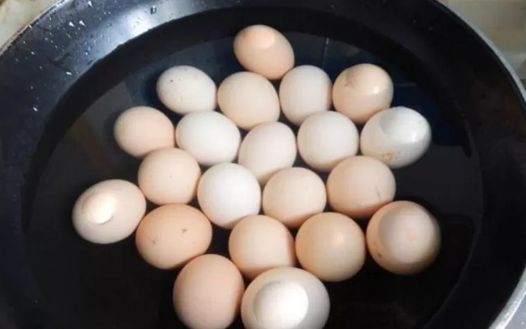 Luộc trứng chỉ cần xíu nước, làm thêm điều này trứng vẫn thơm ngon hấp dẫn như thường - 2