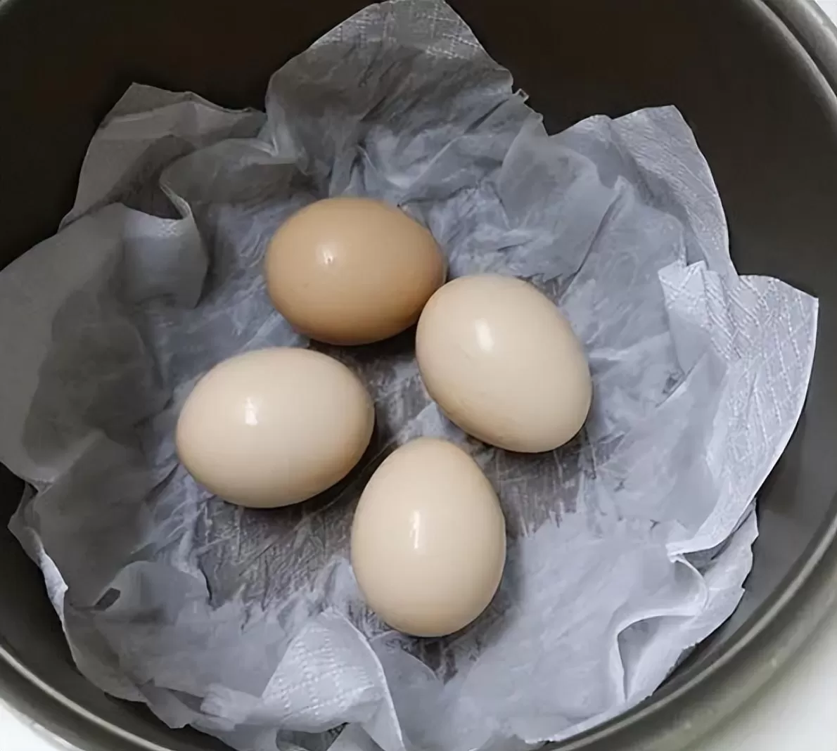 Luộc trứng chỉ cần xíu nước, làm thêm điều này trứng vẫn thơm ngon hấp dẫn như thường - 4