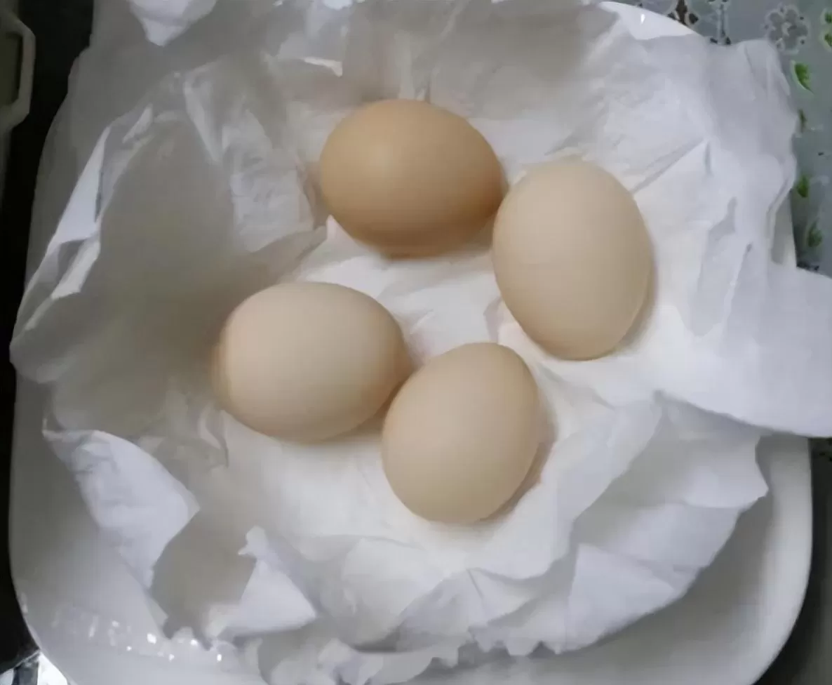 Luộc trứng chỉ cần xíu nước, làm thêm điều này trứng vẫn thơm ngon hấp dẫn như thường - 5