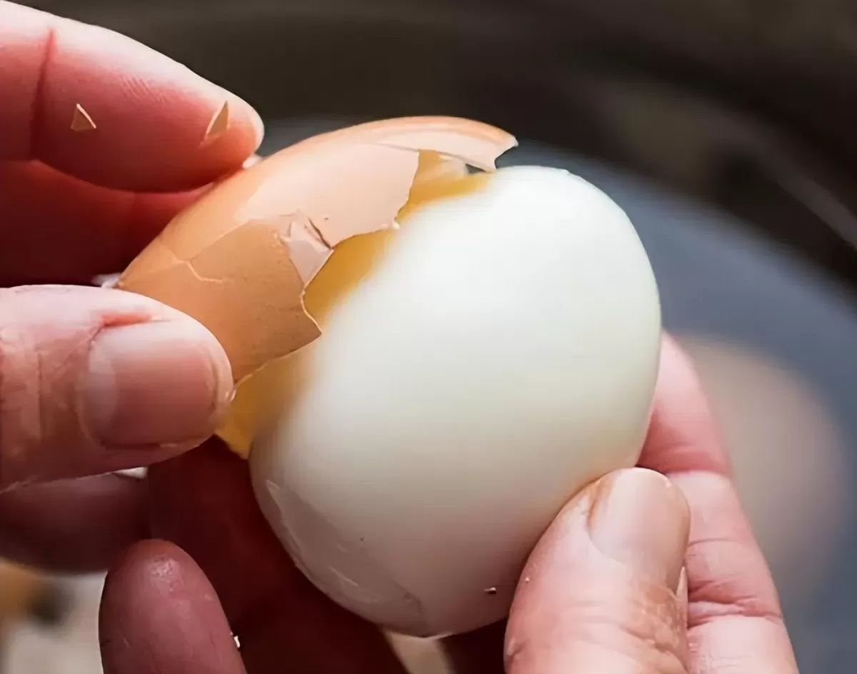 Luộc trứng chỉ cần xíu nước, làm thêm điều này trứng vẫn thơm ngon hấp dẫn như thường - 6
