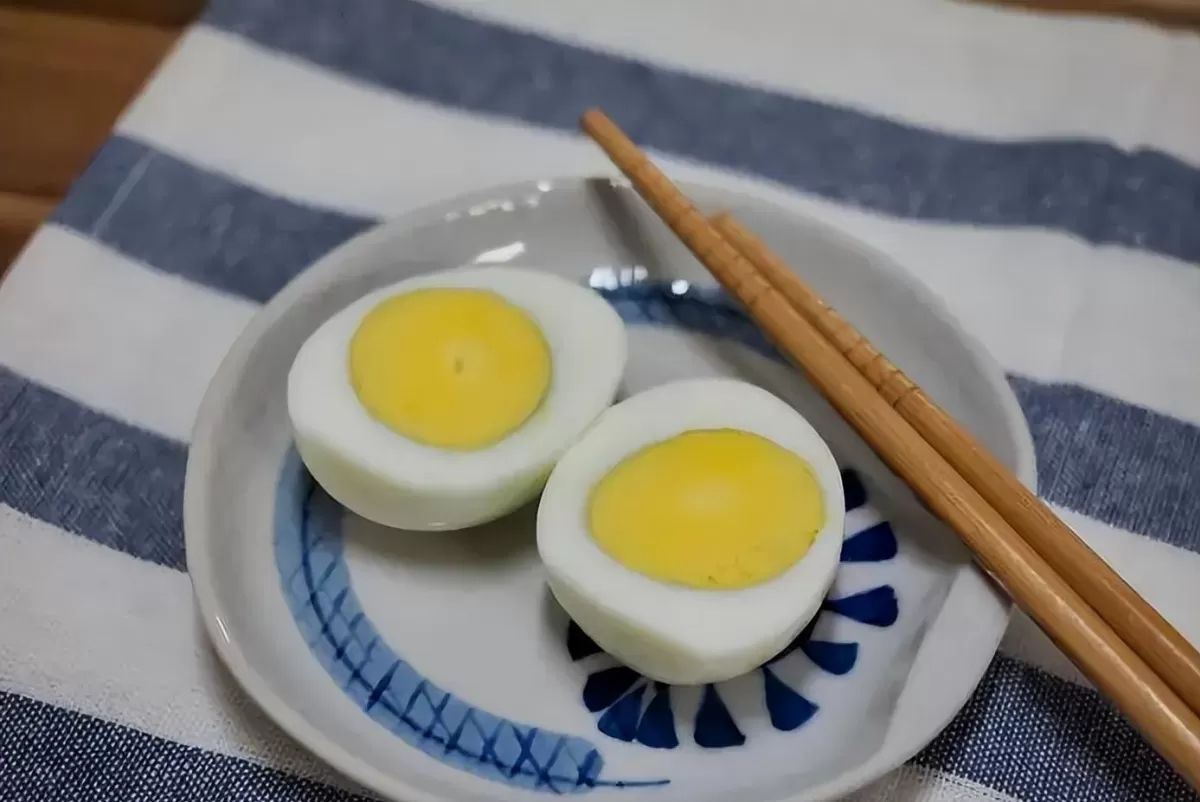 Luộc trứng chỉ cần xíu nước, làm thêm điều này trứng vẫn thơm ngon hấp dẫn như thường - 1