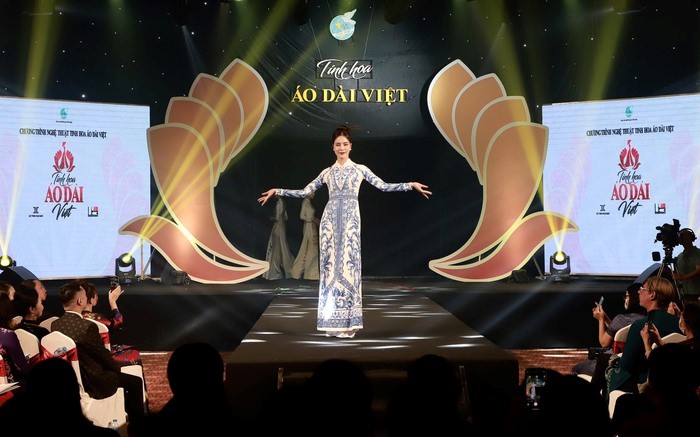 Những màn trình diễn áo dài đặc sắc trong chương trình nghệ thuật “Tinh hoa áo dài Việt” - 4