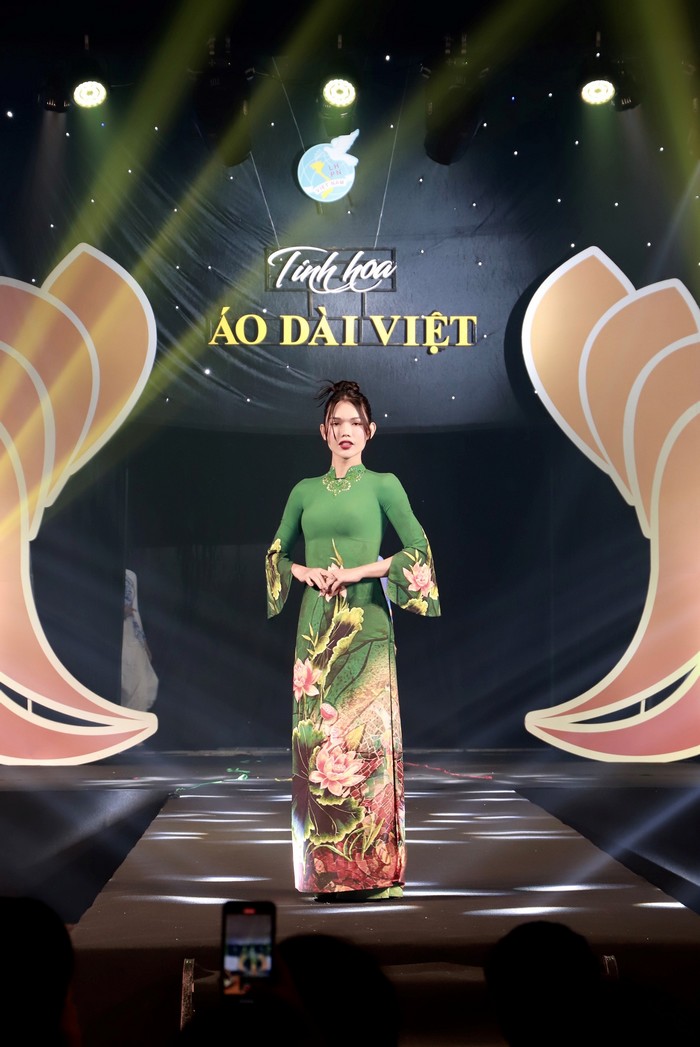 Những màn trình diễn áo dài đặc sắc trong chương trình nghệ thuật “Tinh hoa áo dài Việt” - 8