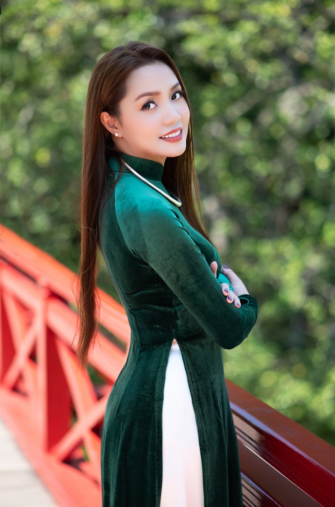 Xao xuyến ngắm ca sĩ Nguyễn Ngọc Anh thướt tha áo dài trong nắng thu Hà thành - 5