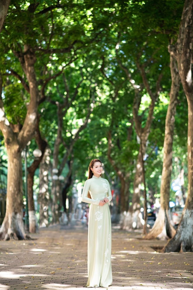 Xao xuyến ngắm ca sĩ Nguyễn Ngọc Anh thướt tha áo dài trong nắng thu Hà thành - 9