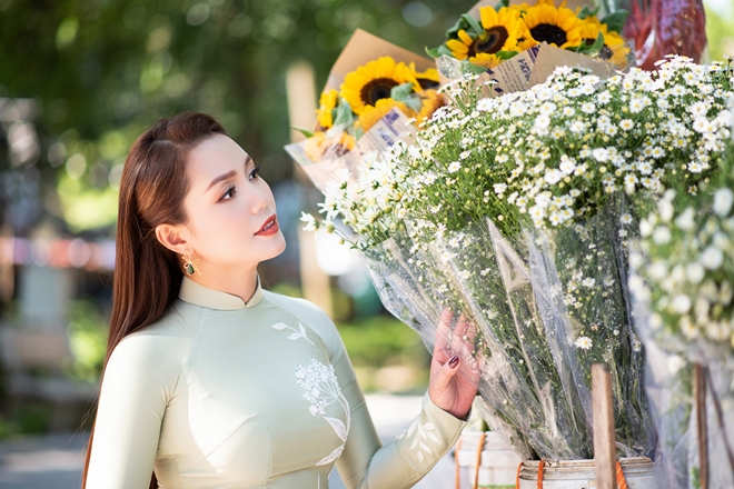 Xao xuyến ngắm ca sĩ Nguyễn Ngọc Anh thướt tha áo dài trong nắng thu Hà thành - 4