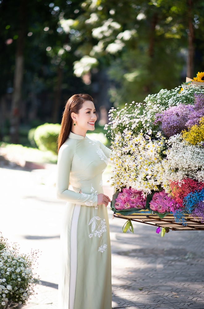 Xao xuyến ngắm ca sĩ Nguyễn Ngọc Anh thướt tha áo dài trong nắng thu Hà thành - 10