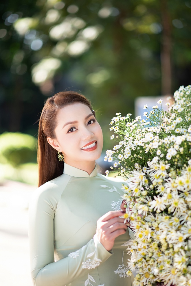Xao xuyến ngắm ca sĩ Nguyễn Ngọc Anh thướt tha áo dài trong nắng thu Hà thành - 6