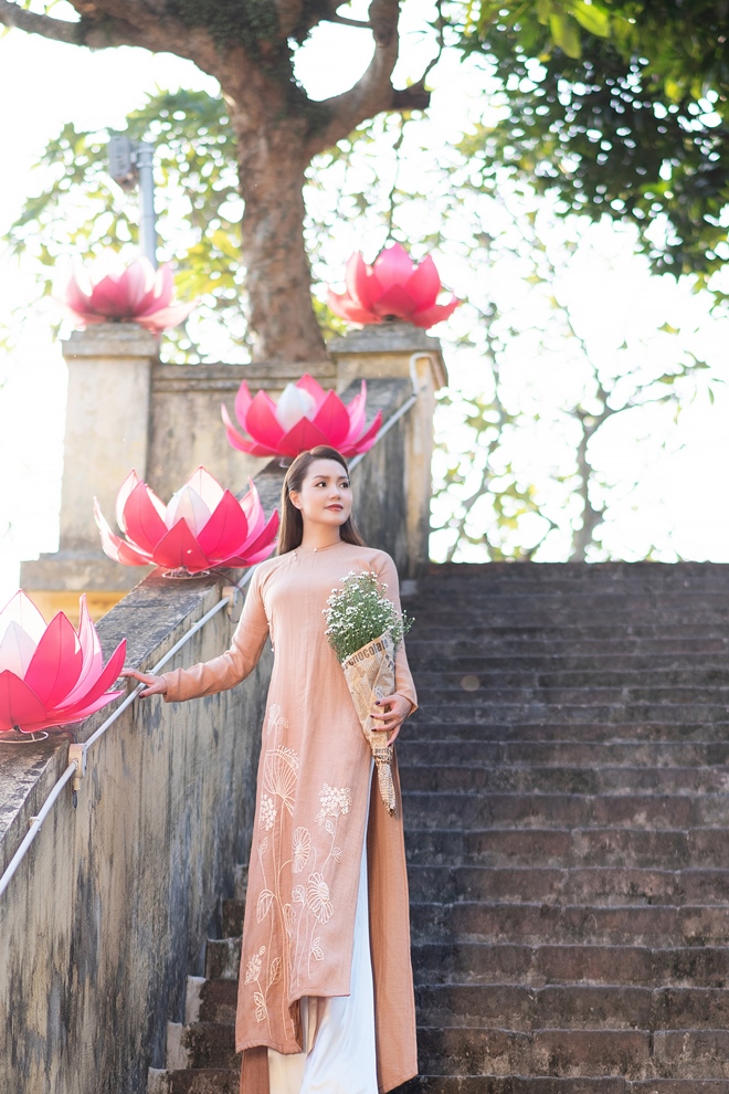 Xao xuyến ngắm ca sĩ Nguyễn Ngọc Anh thướt tha áo dài trong nắng thu Hà thành - 11
