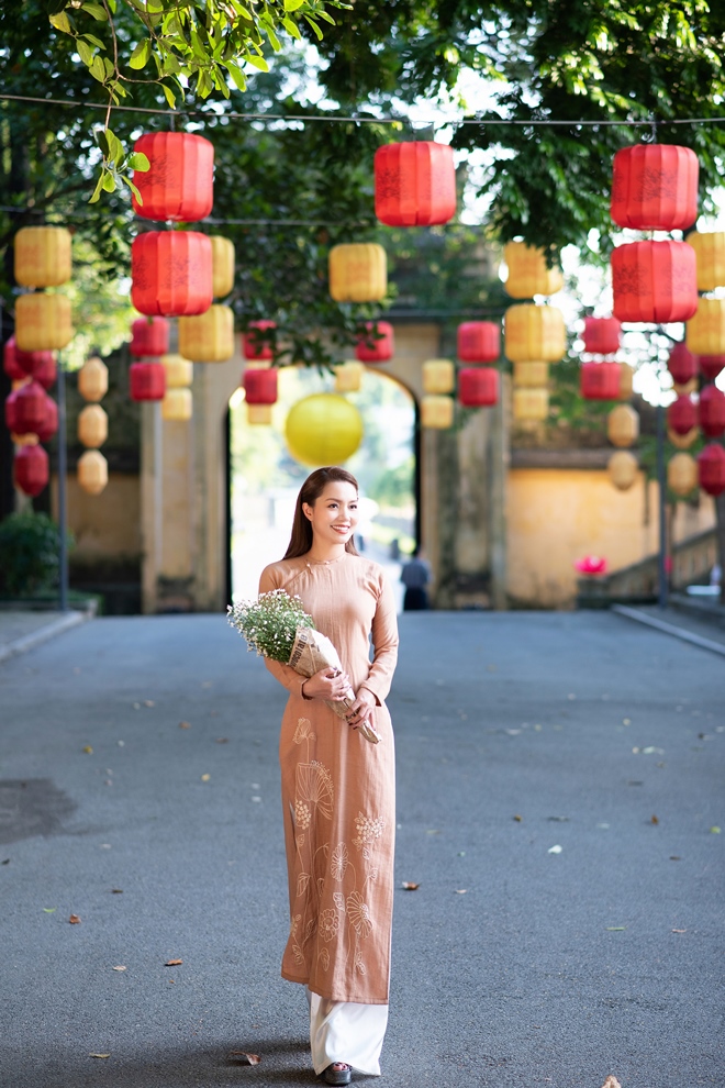 Xao xuyến ngắm ca sĩ Nguyễn Ngọc Anh thướt tha áo dài trong nắng thu Hà thành - 12