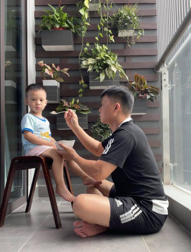 Cô vợ có làn da trắng ngần của BTV Quang Minh kể chuyện nuôi 4 cậu con trai: Các con rất ngưỡng mộ bố - 4
