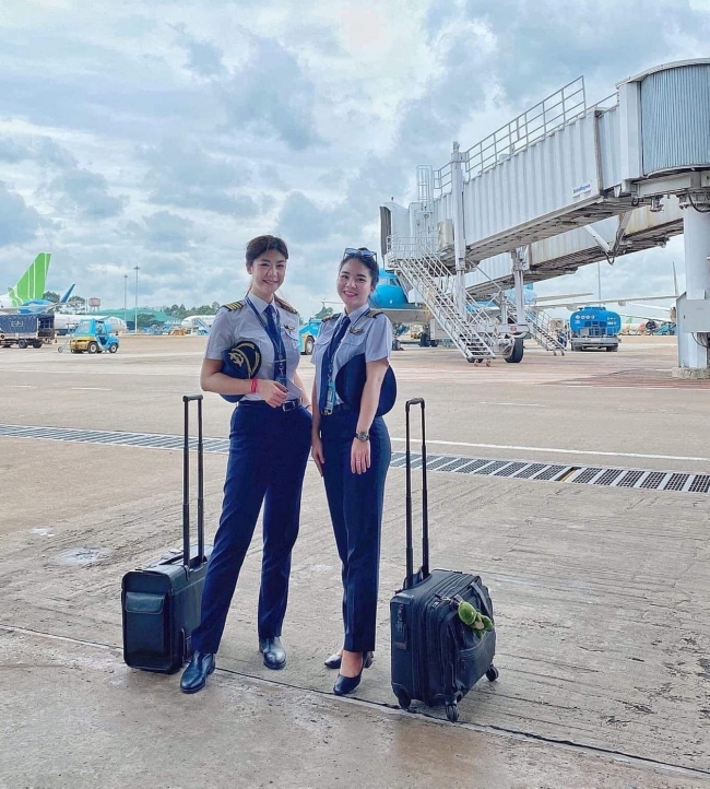 Ảnh nữ cơ trưởng xinh đẹp &#34;gây bão mạng&#34;: Hóa ra là người quen showbiz Việt - 1