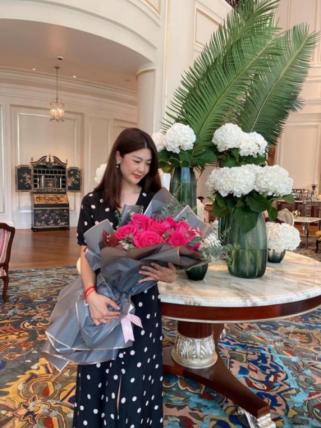 Ảnh nữ cơ trưởng xinh đẹp &#34;gây bão mạng&#34;: Hóa ra là người quen showbiz Việt - 7