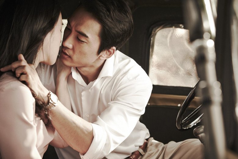 Lấy chồng trẻ kém 10 tuổi, tân hôn thấy thứ ở đầu giường anh run rẩy ngồi lì trên ghế - 2