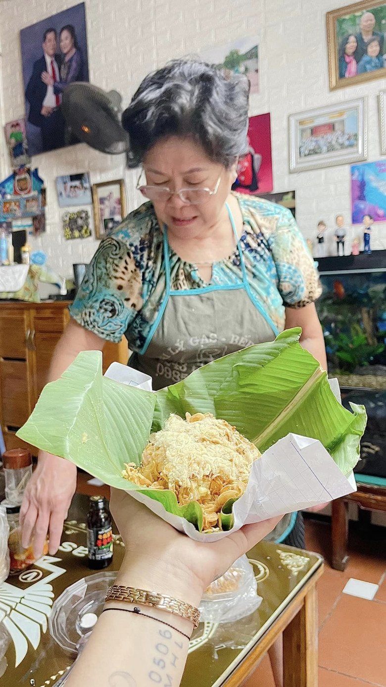 MC VTV Hoàng Linh khoe món &#34;cực phẩm&#34; của mẹ ruột, xuýt xoa &#34;có mẹ là có cả thế gian&#34; - 4