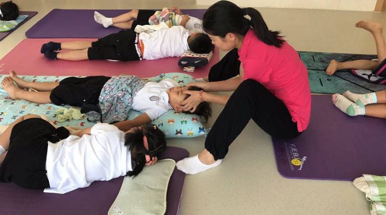 Thầy hiệu trưởng khoe cảnh ngủ trưa của HS tiểu học rất kỳ lạ, biết lý do, phụ huynh nào cũng tấm tắc khen - 2