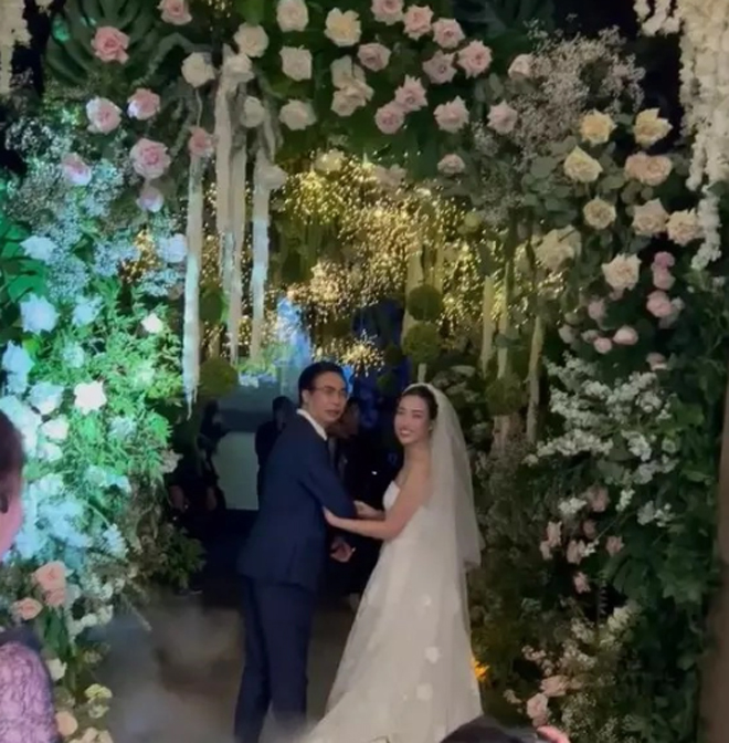 Đám cưới HH Đỗ Mỹ Linh và Chủ tịch CLB HN FC: Siêu xe dẫn đầu, cô dâu chú rể &#34;khóa môi&#34; ngọt ngào - 14
