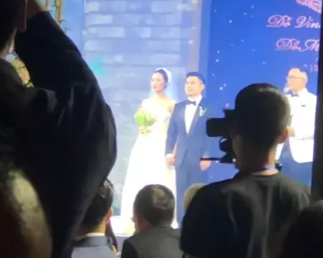 Đám cưới HH Đỗ Mỹ Linh và Chủ tịch CLB HN FC: Siêu xe dẫn đầu, cô dâu chú rể &#34;khóa môi&#34; ngọt ngào - 17