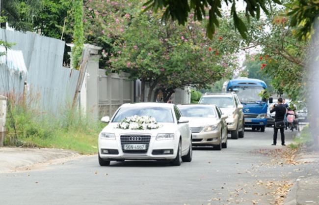 Chủ tịch Hà Nội FC đi xe 83 tỷ rước Hoa hậu, chồng Hà Tăng chạy xe sang đón dâu khiến đường phố náo loạn - 13