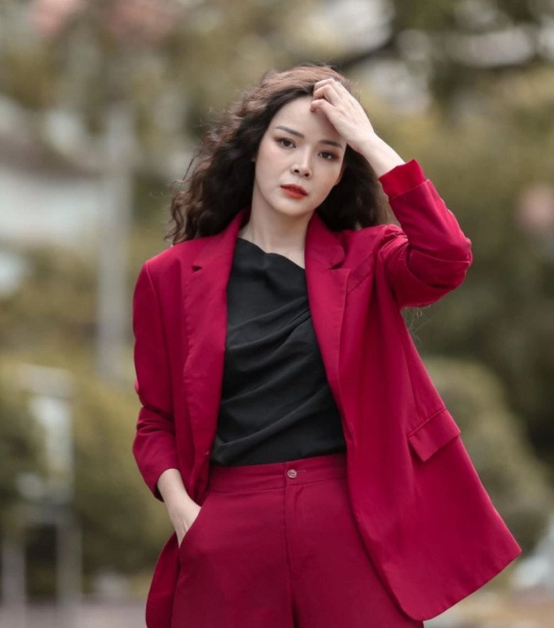 Sếp đẹp Cẩm Khê &#34;Gara Hạnh Phúc&#34;: Đóng cảnh nóng với chồng Á hậu, giấu con trai chuyện mẹ đóng phim - 1