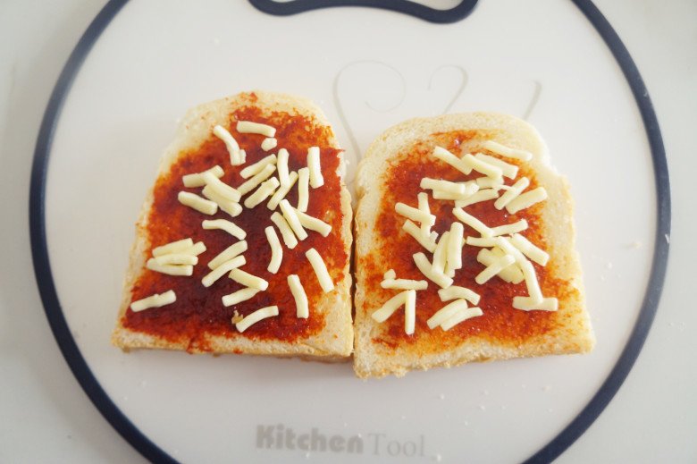 Còn thừa 2 lát bánh mì, làm điều này sau 10 phút có pizza cực ngon ăn sáng - 2