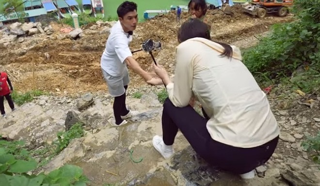 Mai Phương Thúy và trai trẻ kém 11 tuổi kiên quyết bảo vệ "con" trong "2 ngày 1 đêm" - 3