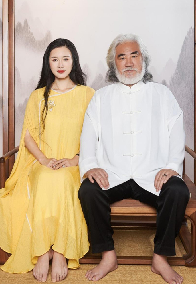 Vợ kém 31 tuổi của "ông trùm phim kiếm hiệp Kim Dung" bị tố giấu 1 nghìn tỷ làm điều "sau lưng chồng" - 4