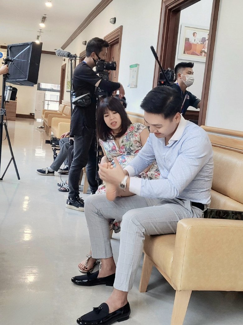 Ăn uống “trộm vía”, vợ bầu của Mạnh Trường tăng gần 20kg, vẫn chuộng ăn mặc trễ nải - 5