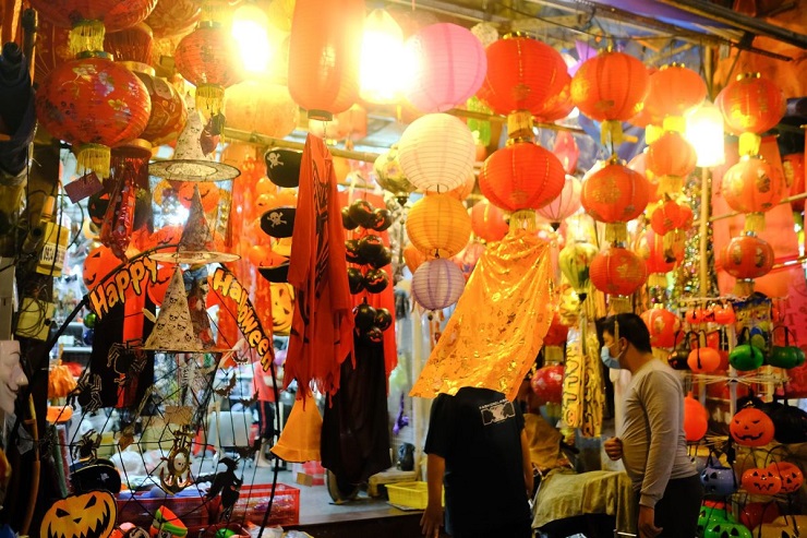 Càng độc lạ càng đắt hàng, giới trẻ chi tiền triệu trang trí Halloween - 1