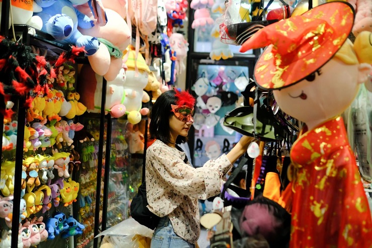 Càng độc lạ càng đắt hàng, giới trẻ chi tiền triệu trang trí Halloween - 4