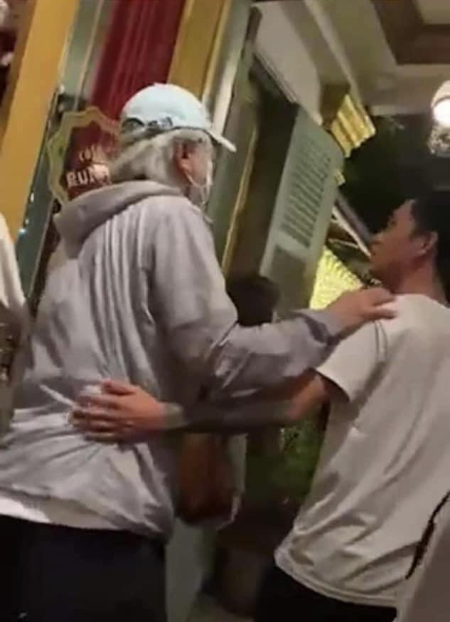 Xôn xao ảnh "Vua hài kịch Châu Tinh Trì sang Việt Nam uống cà phê" - 1