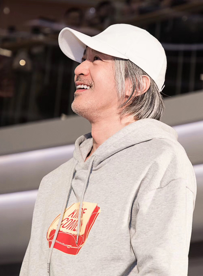 Xôn xao ảnh "Vua hài kịch Châu Tinh Trì sang Việt Nam uống cà phê" - 4