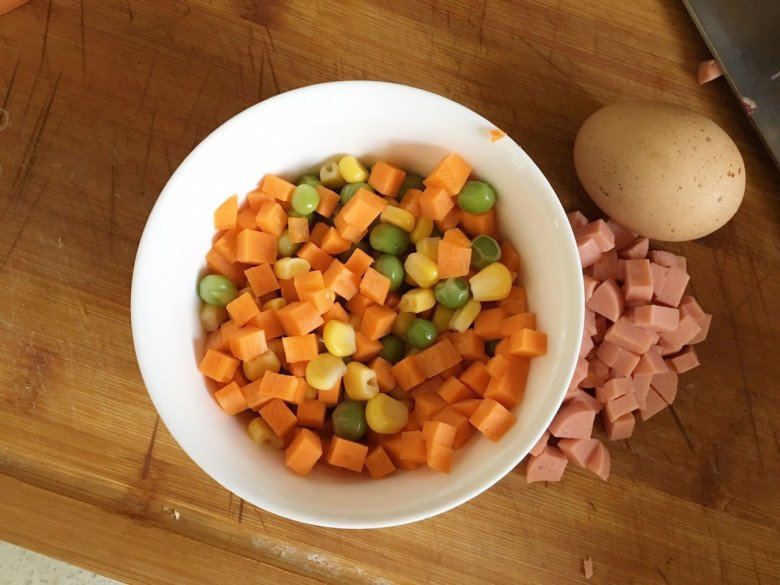 Rang cơm, thêm thìa nước này vào cơm lên màu cực đẹp lại thơm nức, người ăn người mê - 1