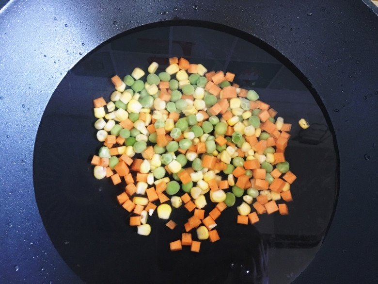 Rang cơm, thêm thìa nước này vào cơm lên màu cực đẹp lại thơm nức, người ăn người mê - 2