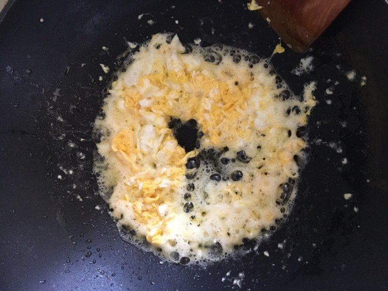 Rang cơm, thêm thìa nước này vào cơm lên màu cực đẹp lại thơm nức, người ăn người mê - 3