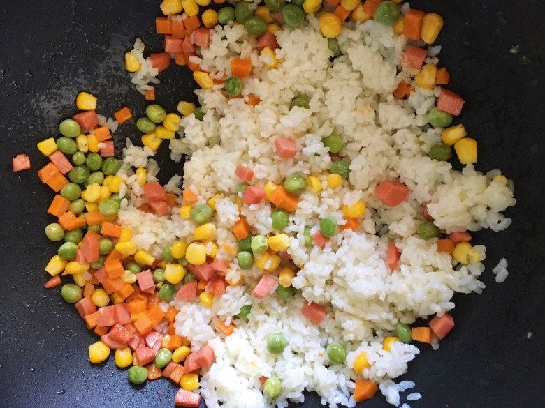 Rang cơm, thêm thìa nước này vào cơm lên màu cực đẹp lại thơm nức, người ăn người mê - 4