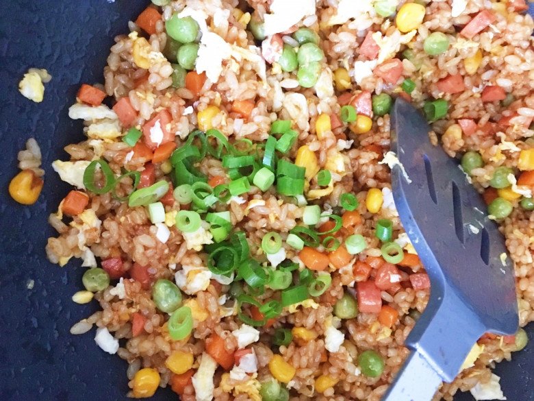 Rang cơm, thêm thìa nước này vào cơm lên màu cực đẹp lại thơm nức, người ăn người mê - 5