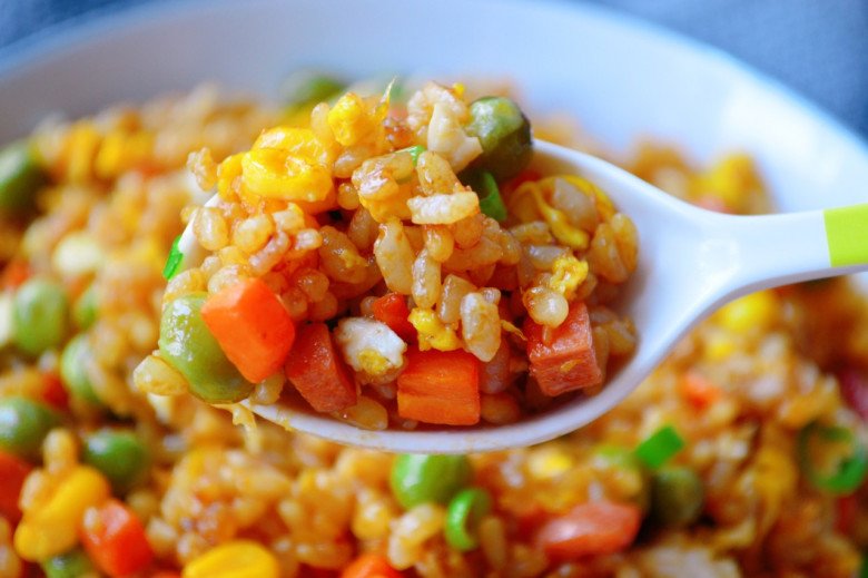 Rang cơm, thêm thìa nước này vào cơm lên màu cực đẹp lại thơm nức, người ăn người mê - 7