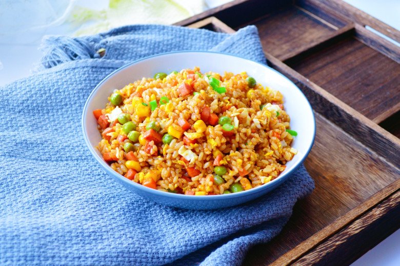 Rang cơm, thêm thìa nước này vào cơm lên màu cực đẹp lại thơm nức, người ăn người mê - 6