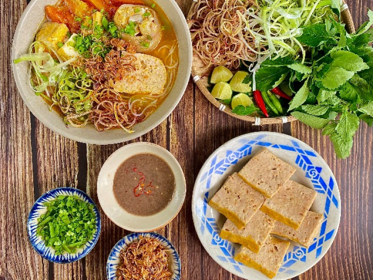 Học trai đảm nấu bún riêu tôm thơm nức mũi, nhìn là muốn ăn ngay lập tức