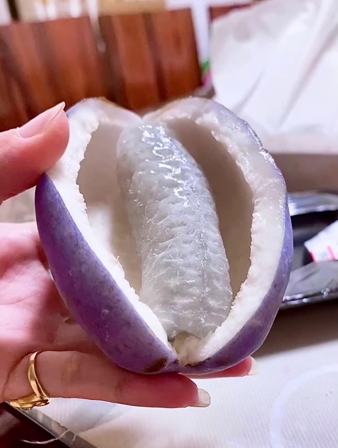 Loại nho nhìn giống khoai lang, ăn như chanh dây, giá đến 400.000 đồng/quả vẫn đắt hàng - 1