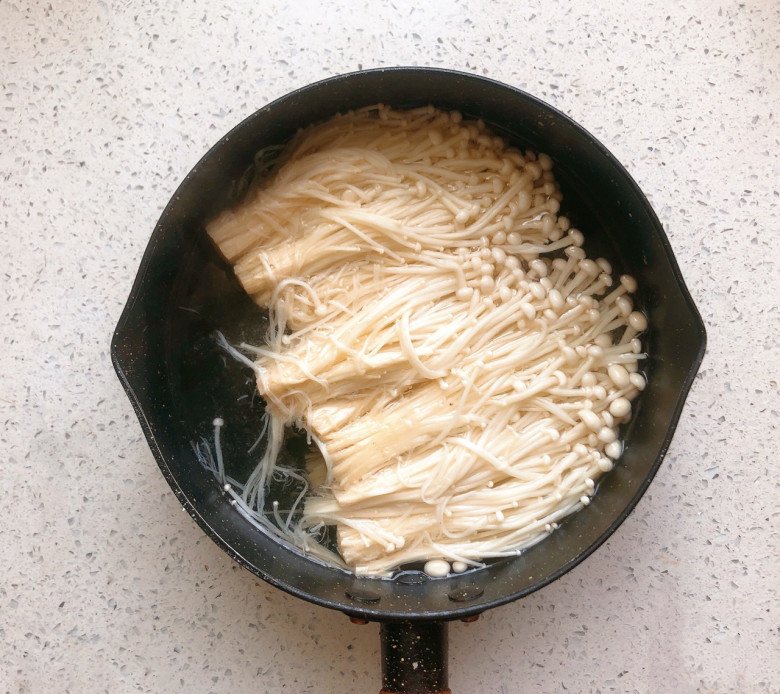 Nấm kim châm ăn lẩu mãi cũng nhàm chán, đem làm kiểu này được món ngon thanh mát giòn sần sật - 1