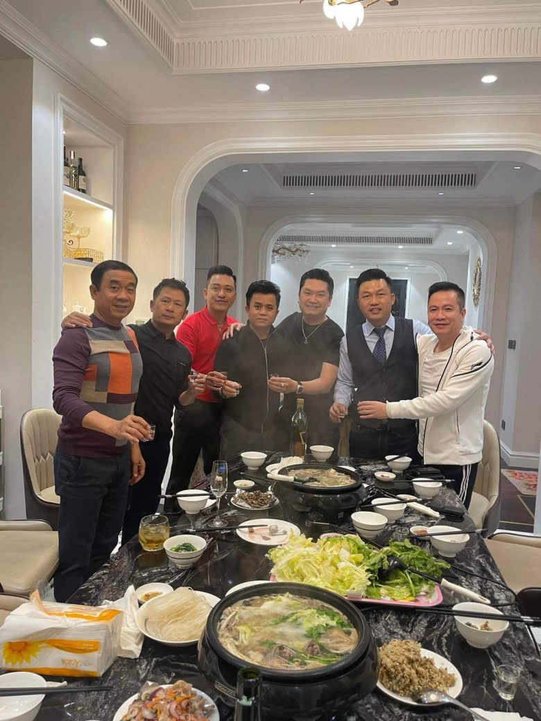 Tuấn Hưng tiếp khách bữa cơm ngon chẳng hề xa hoa cùng hình ảnh ăn Tết sớm &#34;béo ú&#34; gây chú ý - 15