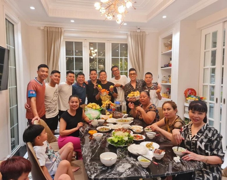 Cảnh Tuấn Hưng và Thanh Lam ngồi tiu nghỉu bên mâm cơm làm chồng bác sĩ của Diva hứa bù đắp - 5