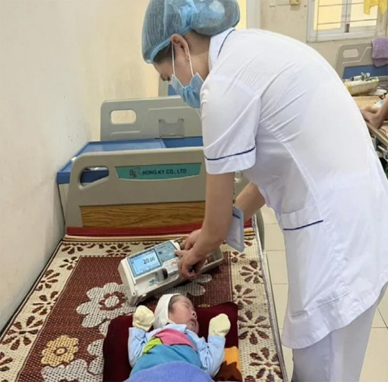 Da vàng đậm toàn thân, bé 3 ngày tuổi thay máu toàn phần: Sau sinh cẩn trọng phát hiện điều này ở trẻ - 1