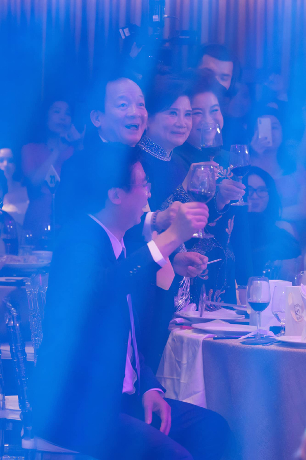 Đỗ Mỹ Linh hé lộ cuộc sống tân hôn, hình ảnh bố chồng - "Bầu" Hiển gây chú ý lớn - 2